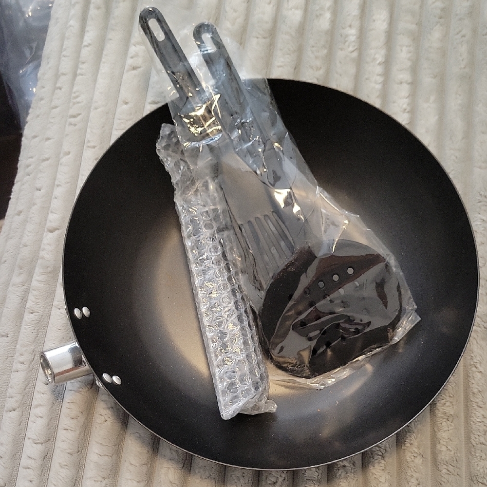 Nonstick Black Wok with Utensils